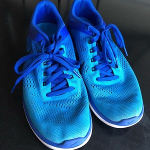 Men’s Nike tennis shoes